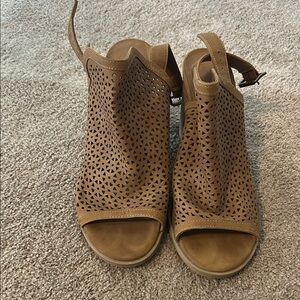 Universal Thread Brown Heels with Perforated Design